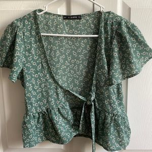 Hi!! This is a super cute shirt from Zaful! It’s a size small.